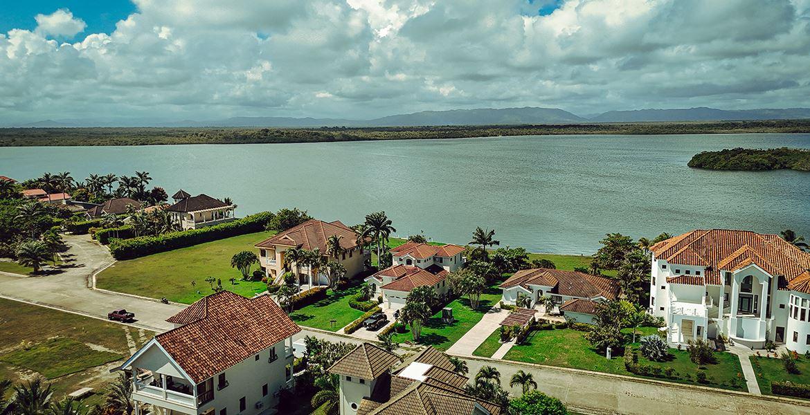 Stunning 2-Story Waterfront Villa — photo 5