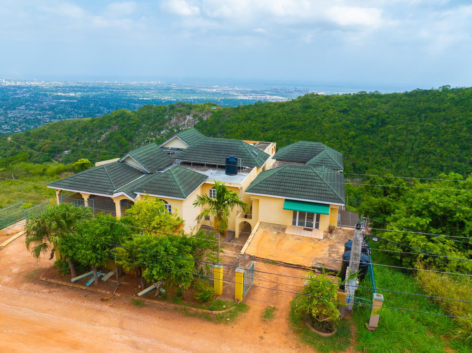 5 Bedrooms 5 Bathrooms Apartment in Red Hills, St. Andrew — photo 2