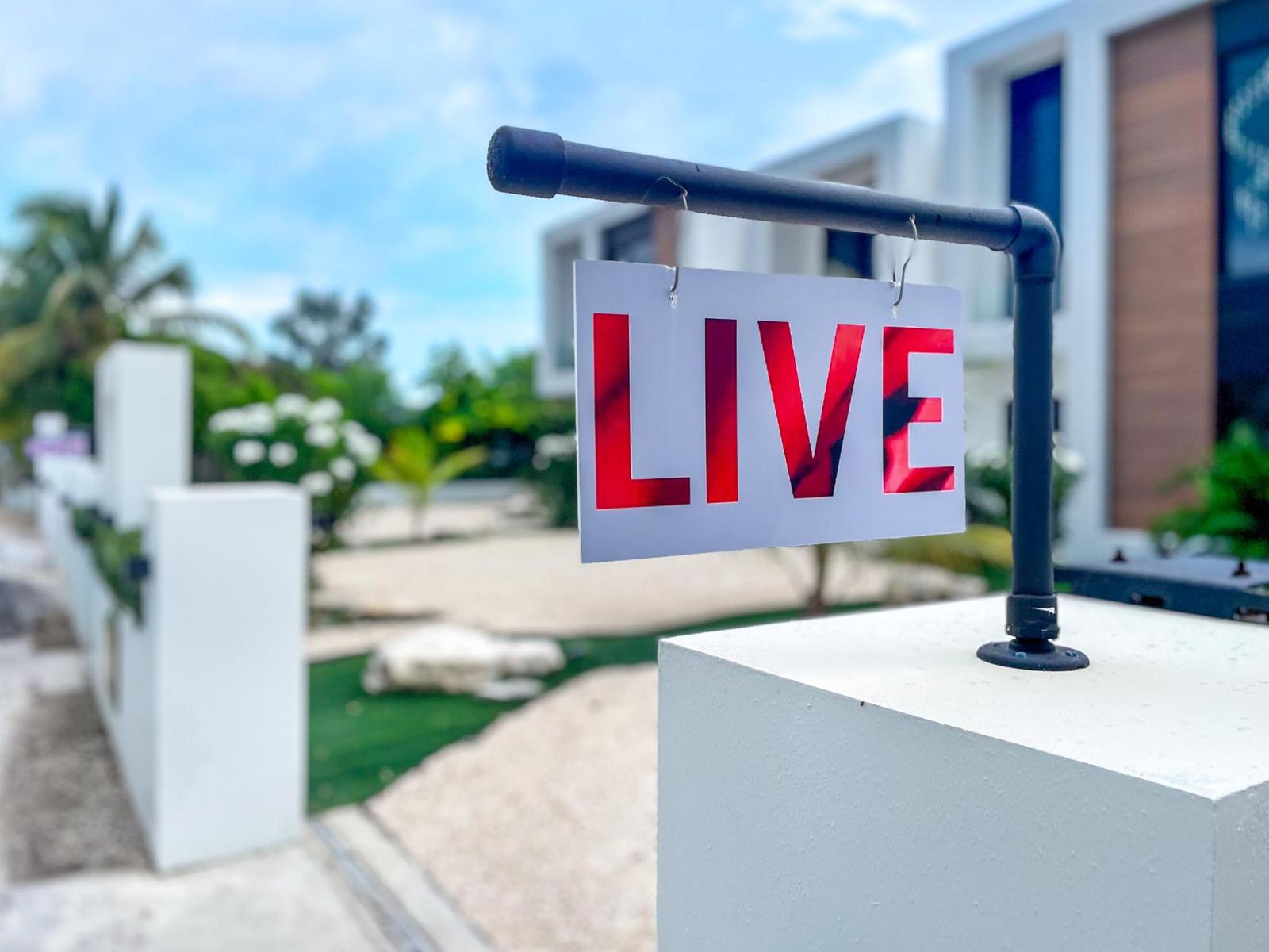 LIVE LOVE LAUGH — photo 1