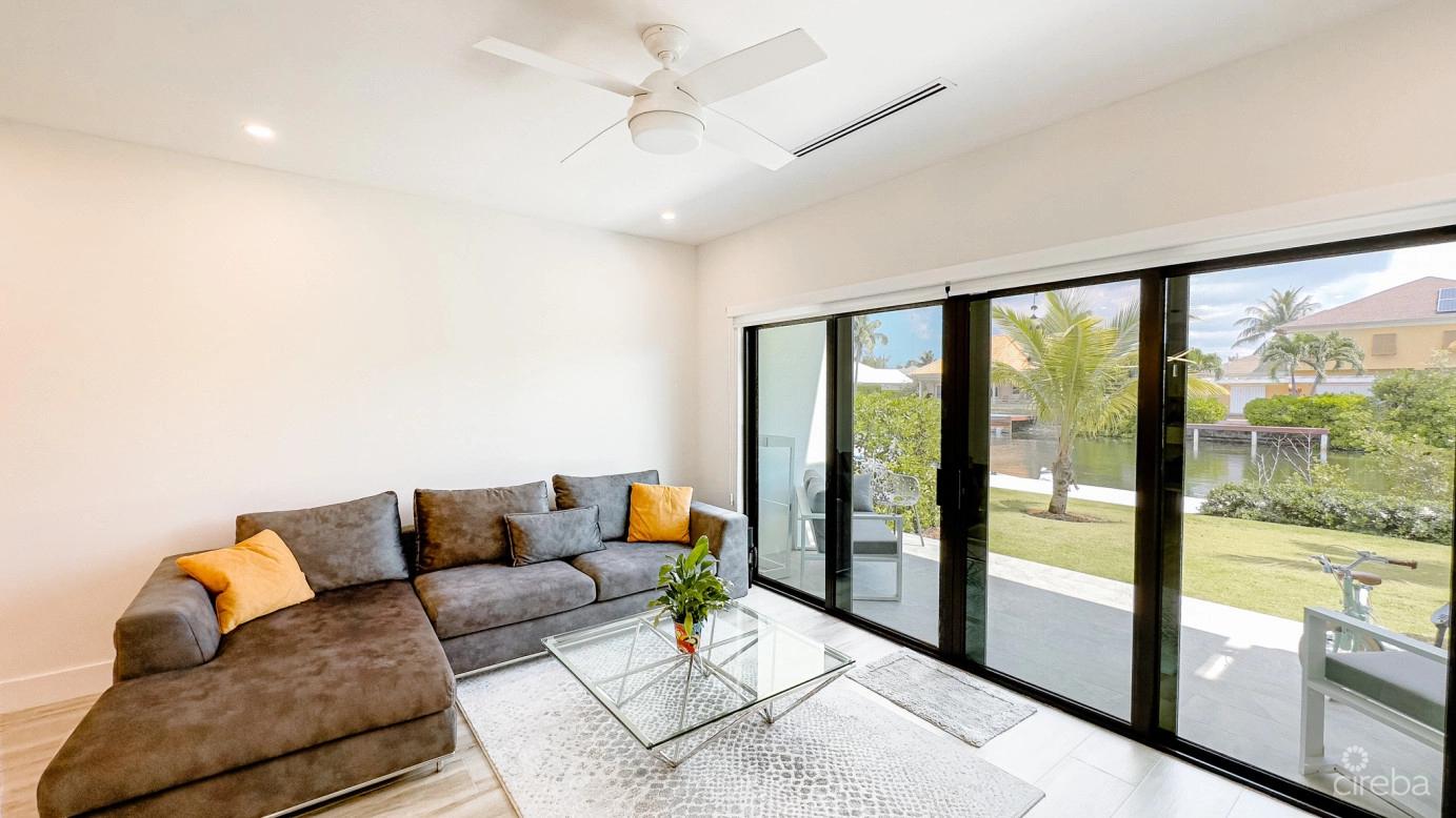 2 bedroom property for sale — The Lagoons 2 Bed Waterfront Townhouse in the Cayman Islands — photo 4
