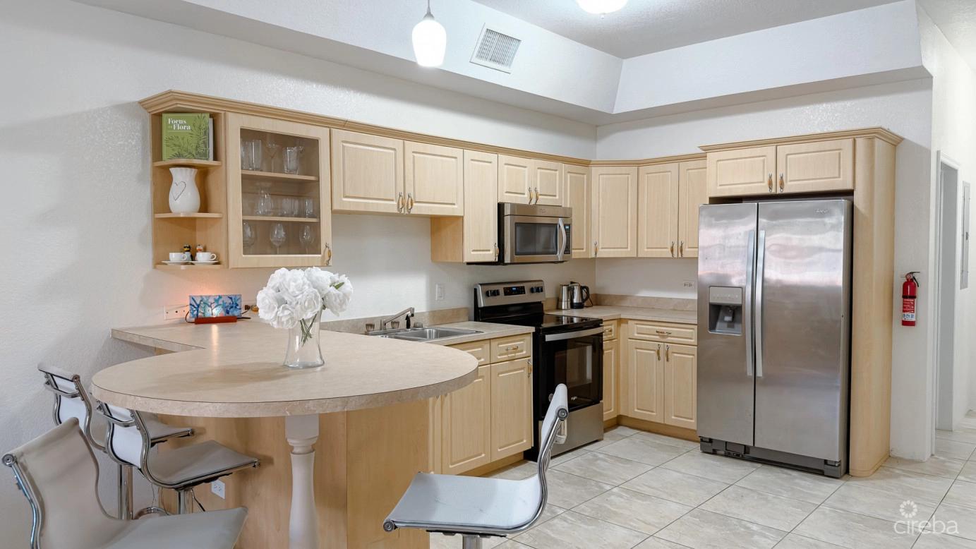 Crest Palms Townhouse in West Bay, Cayman Islands — photo 3