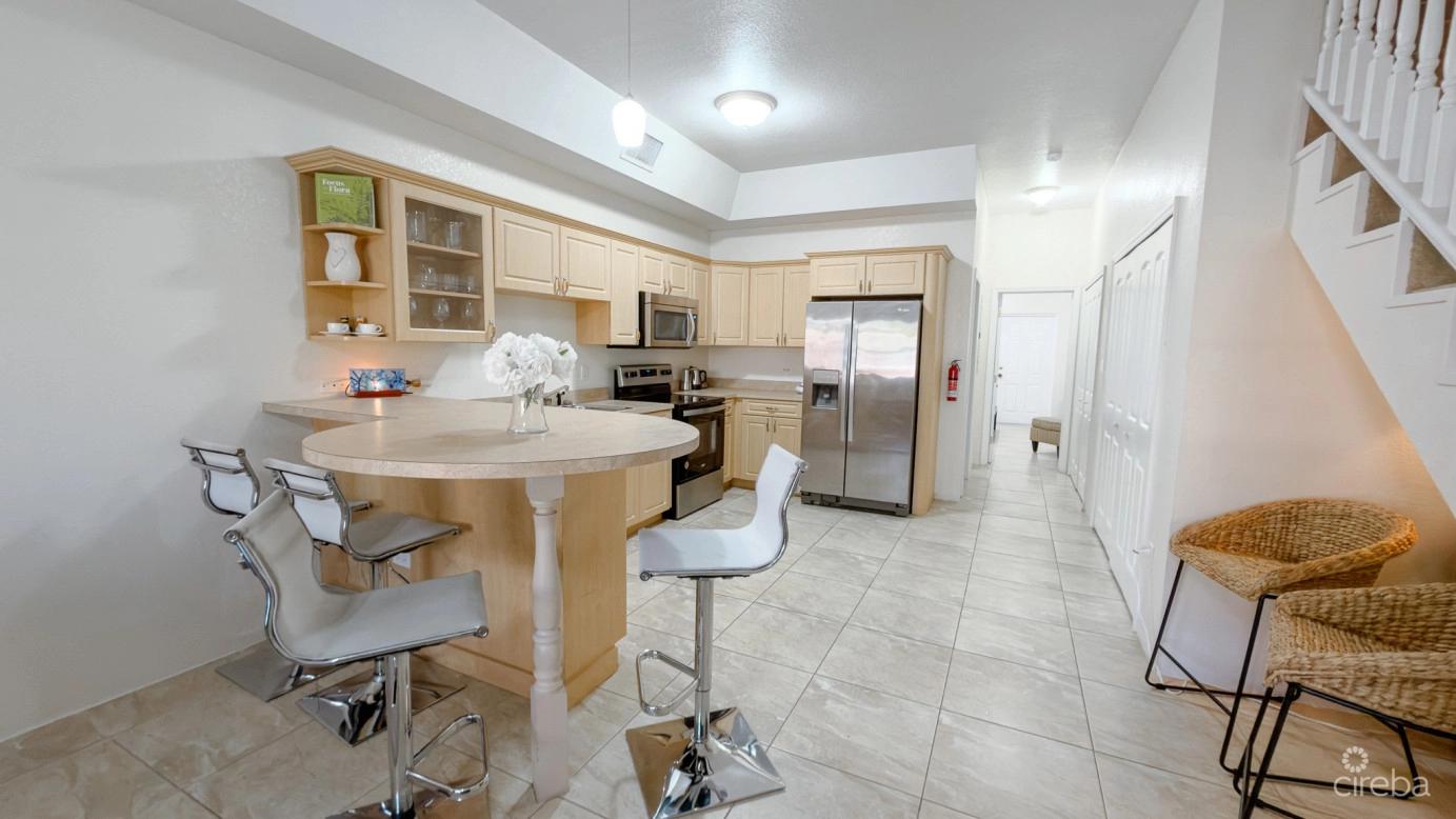 Crest Palms Townhouse in West Bay, Cayman Islands — photo 4
