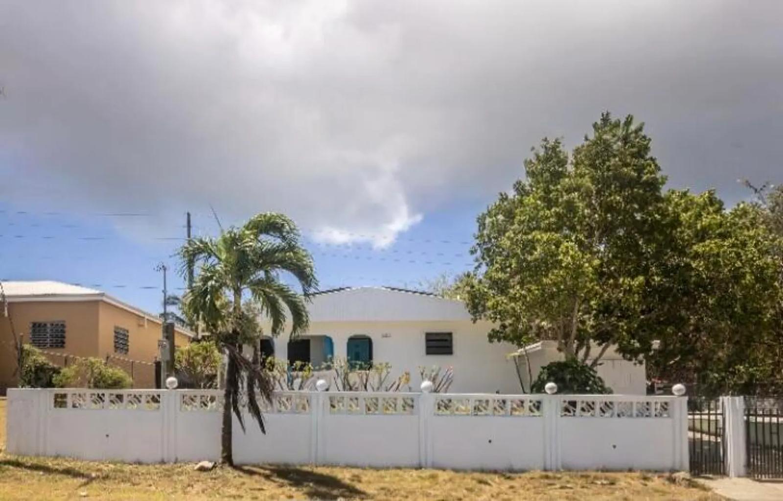 4BR house Strawberry Hill — photo 1