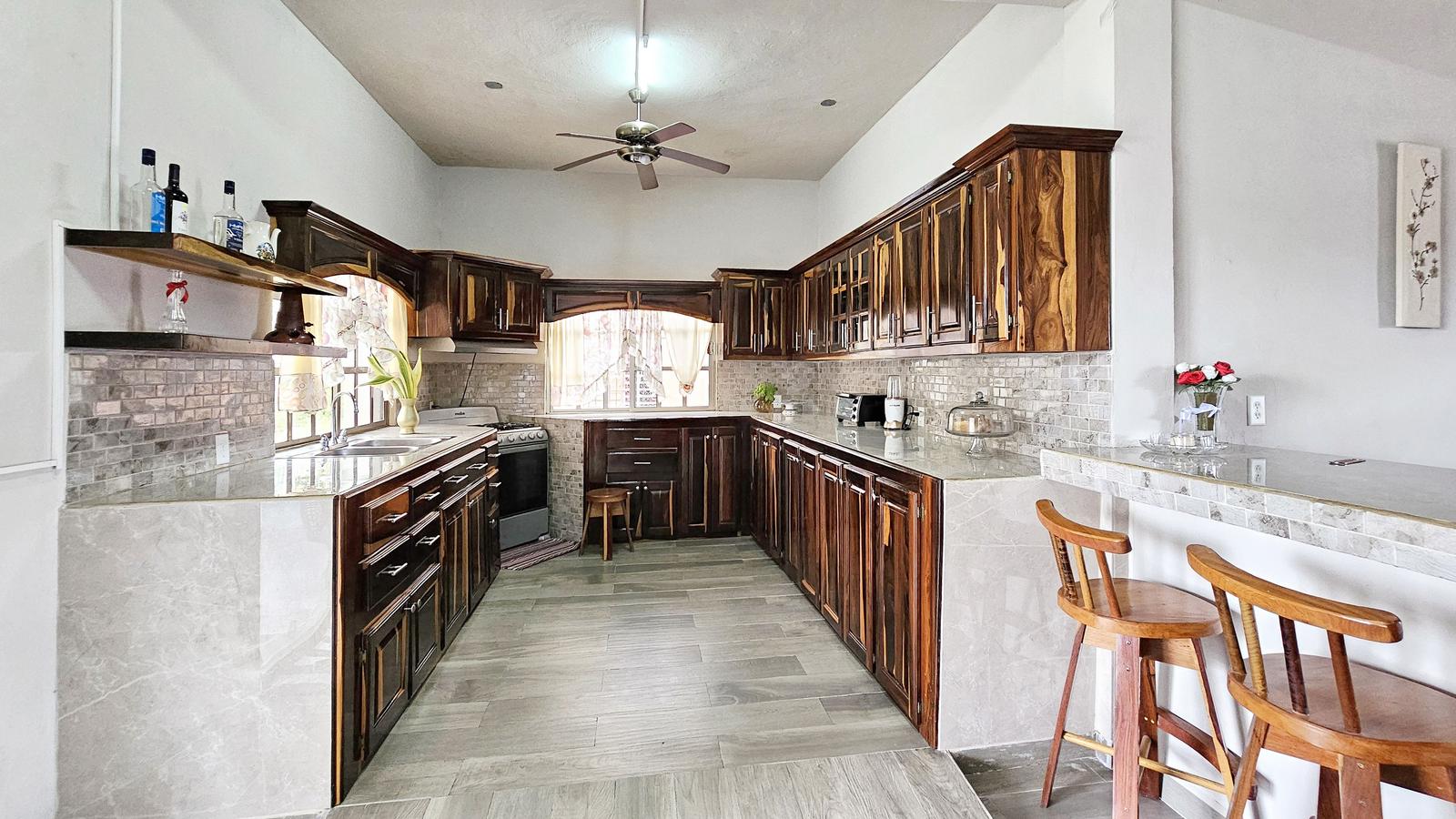 Charming 4-Bedroom Home in Orange Walk Town — photo 2