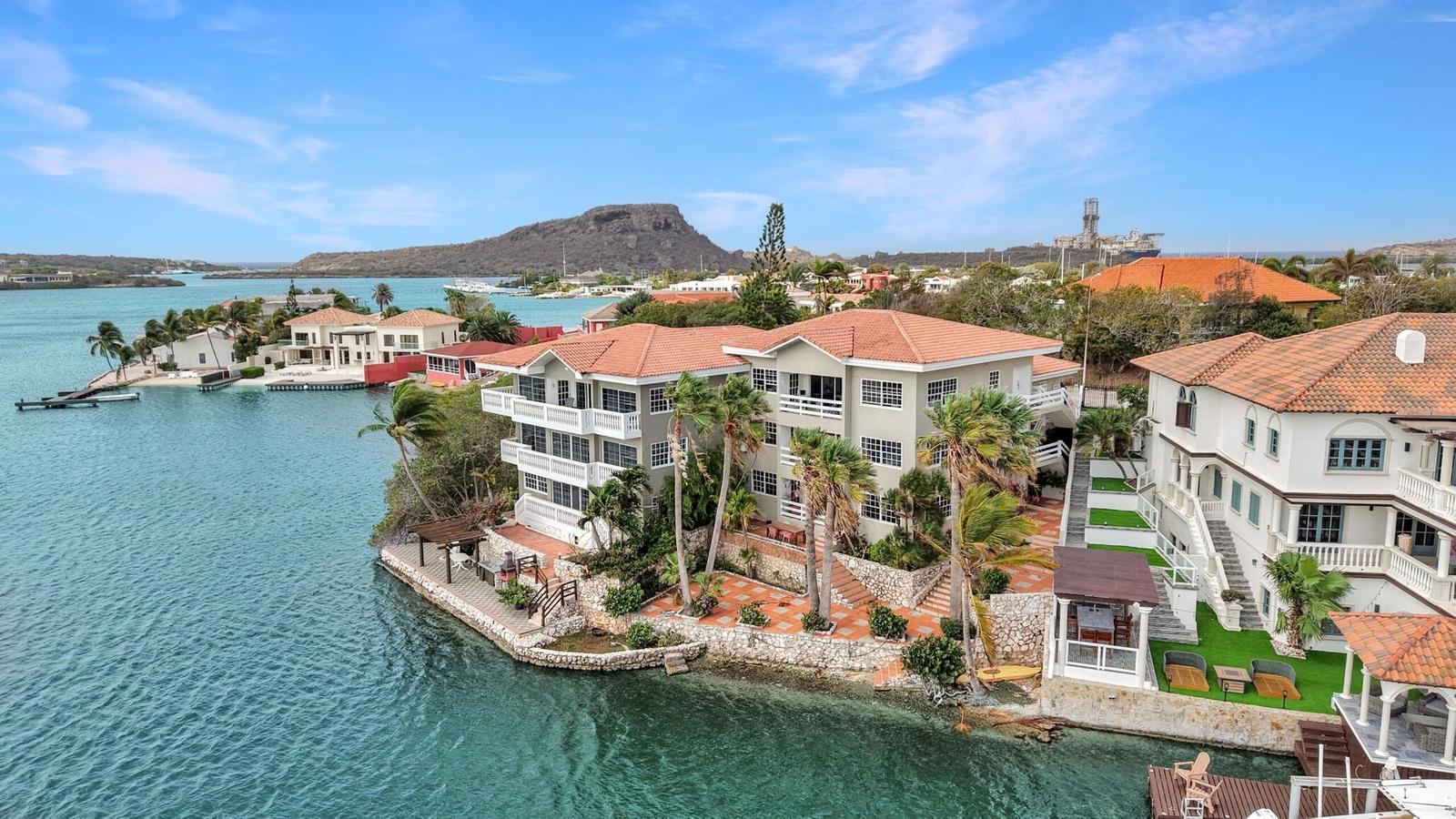 Waterfront Estate with potential for 6 apartments in Jan Sofat, Curaçao — photo 1