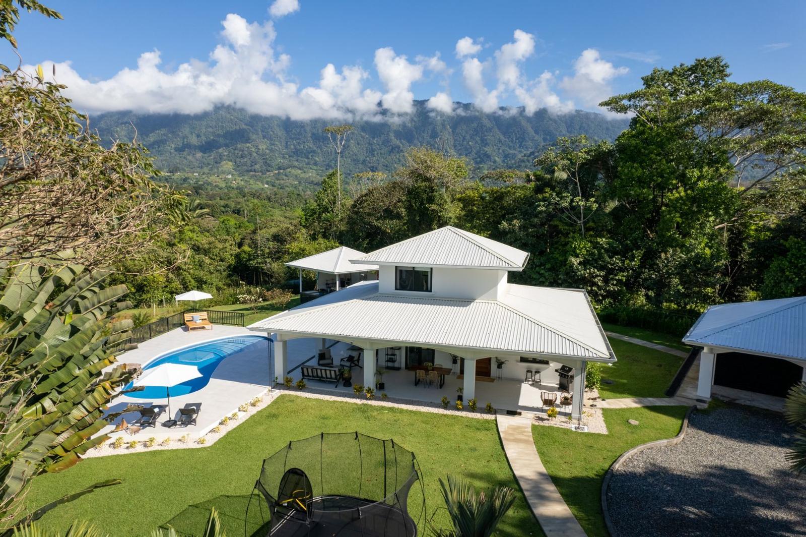 4 Bedroom Luxury Home for Sale in Ojochal, Puntarenas, Costa Rica — photo 2