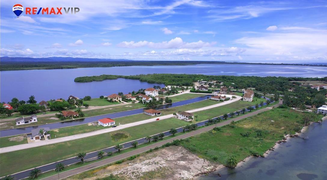 Stunning Canal Lot with Ocean and Mountain Views — photo 2