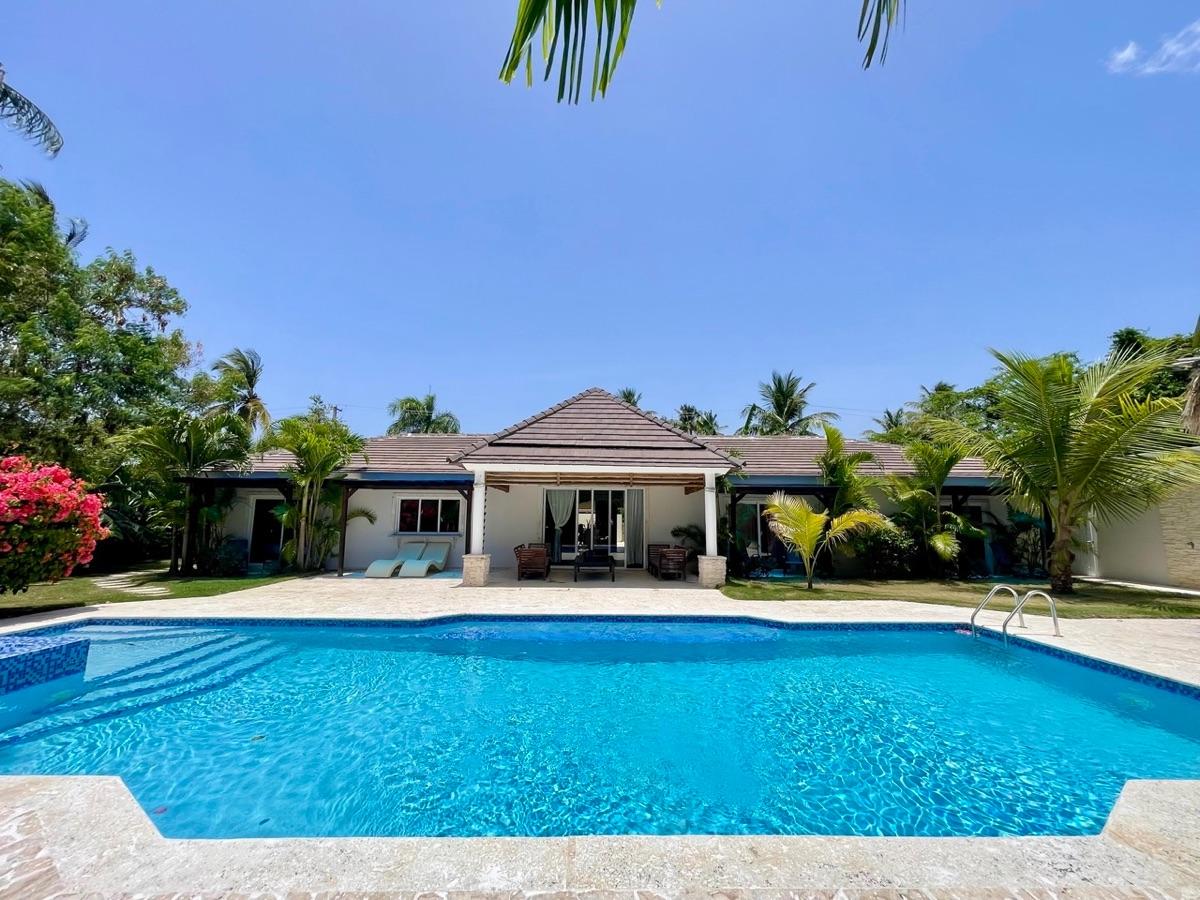Exceptional 9-Bedroom Villa Near the Beach in Escondido Bay — photo 1