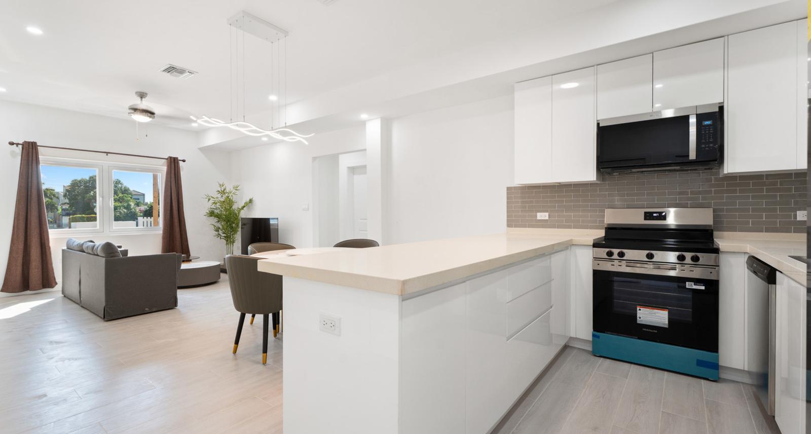8 Bedroom Duplex House in South Sound, Cayman Islands — photo 5