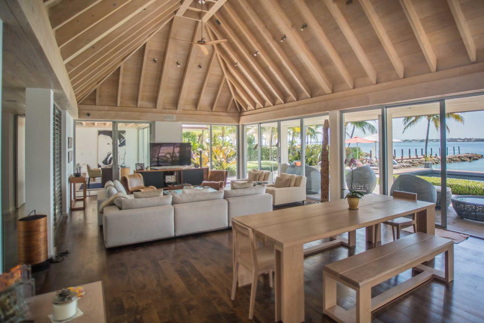 Private Waterfront Villa in famed Ocean Club Estates — photo 2