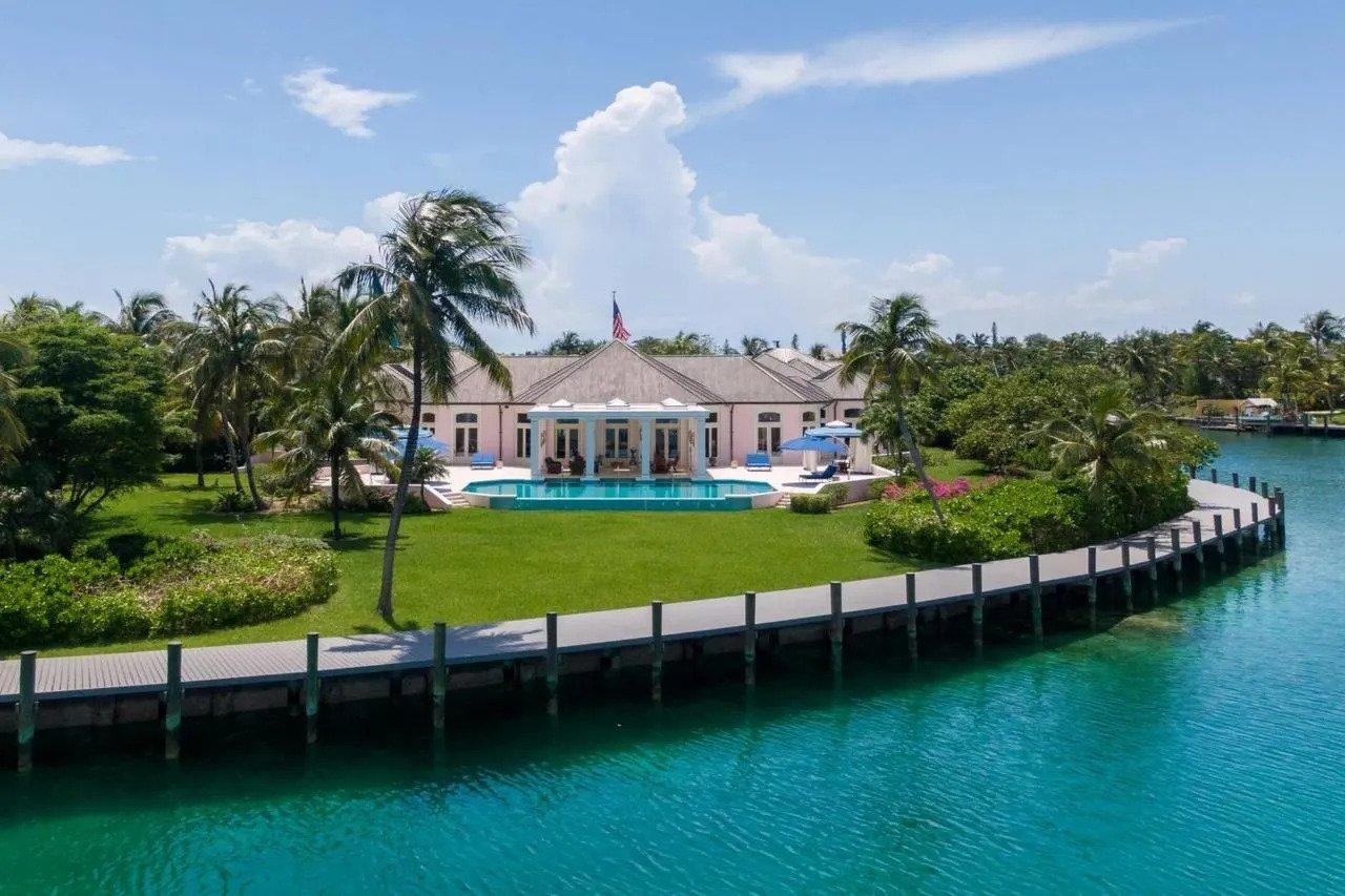 7 Bedroom Canalfront Villa in Lyford Cay — photo 1