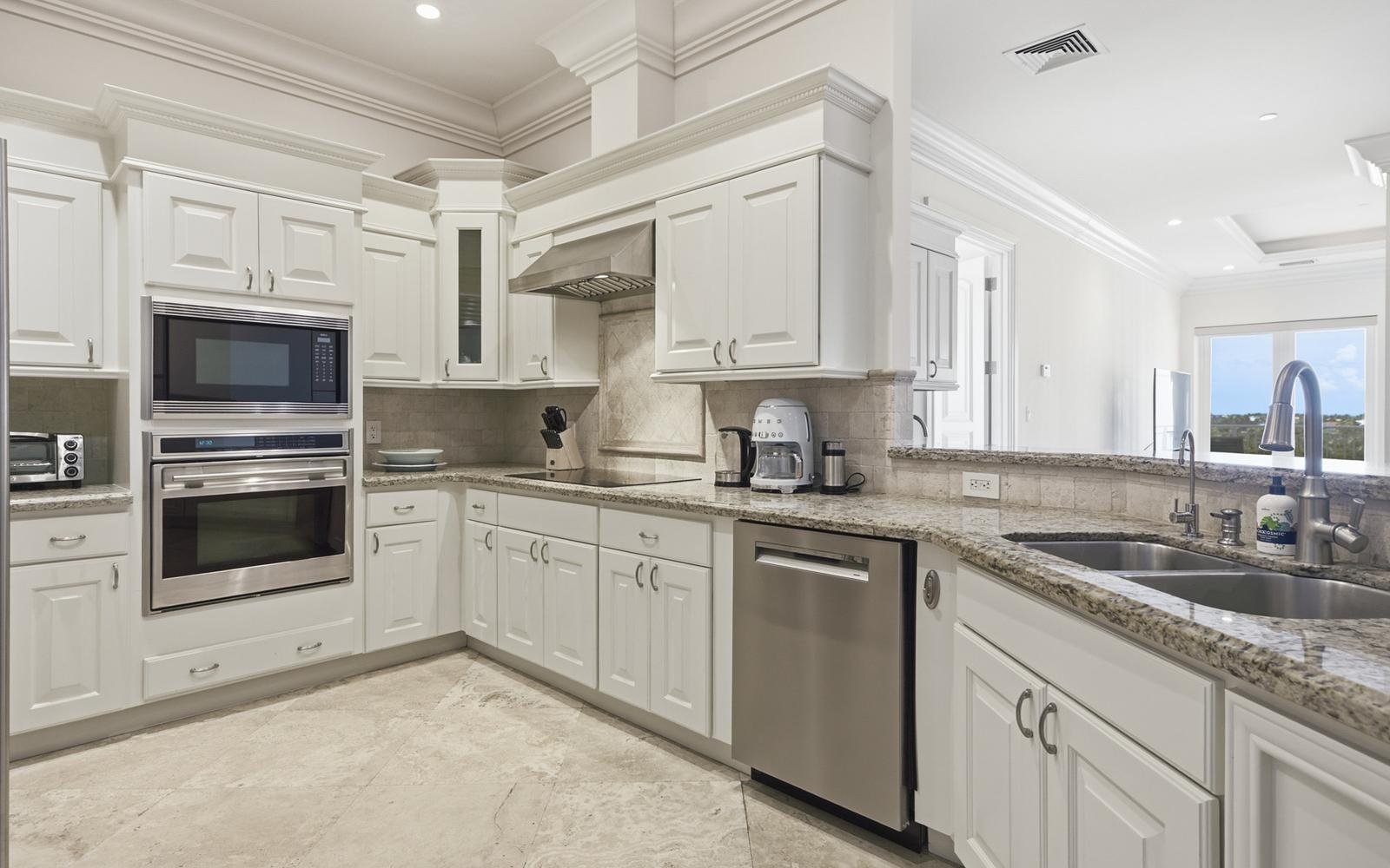 3-bedroom condominium in Paradise Island — photo 3