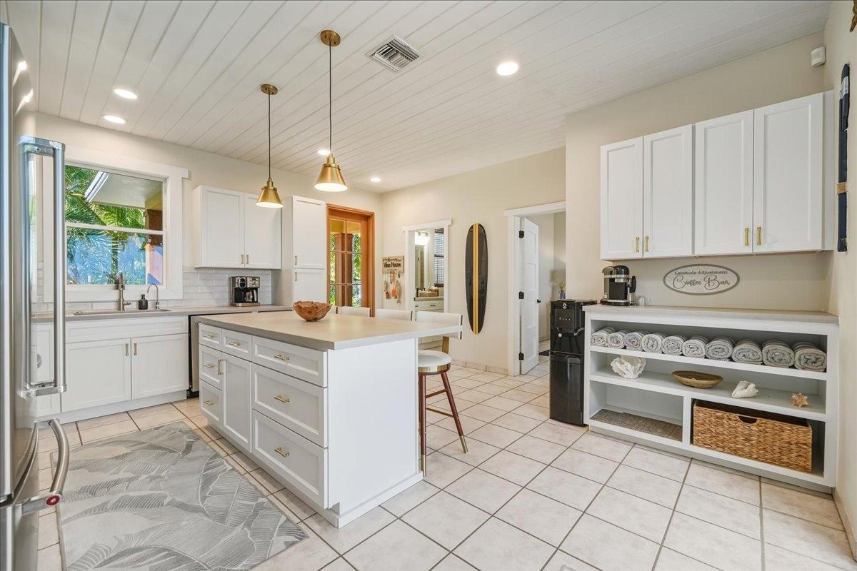 LATITUDE ADJUSTMENT - 5 Bedroom Beachfront Residence in Exuma — photo 2