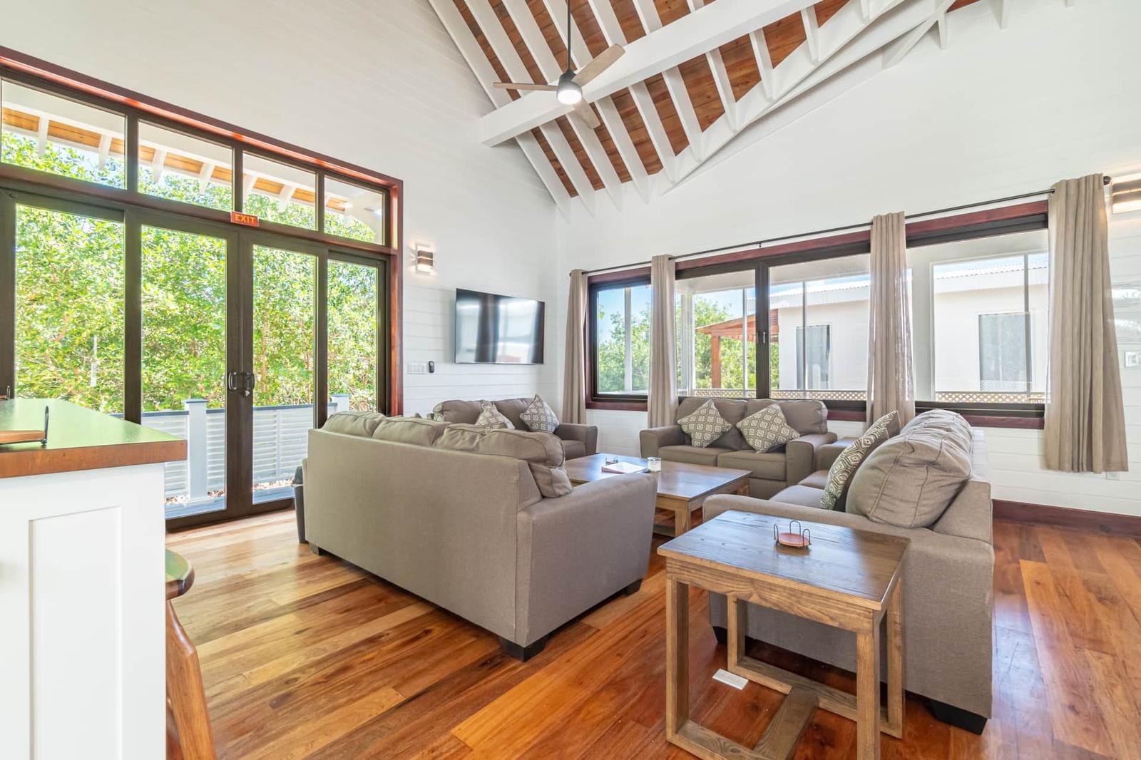 Mahogany Bay 5 Bedroom House on Street 1 — photo 4