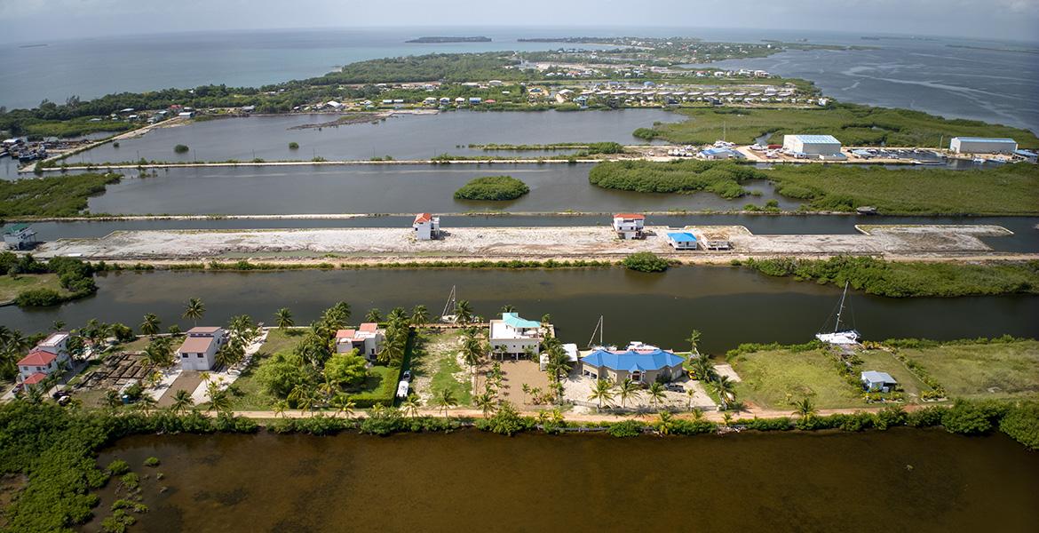3-Bedroom Luxury Waterfront Home with Panoramic Views — photo 3