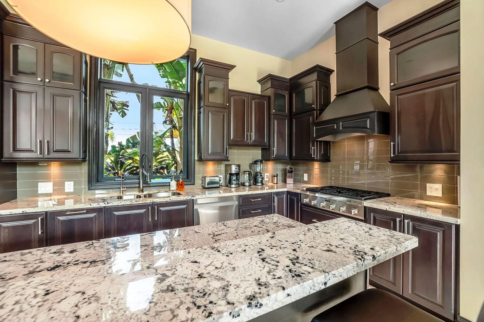 Exclusive Waterfront Living, Pool, Style & Turn-Key Luxury — photo 2