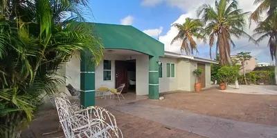 4 bedroom home under contract — Property with Apartment – Ideal for Living and Rental Opportunities! — photo 1