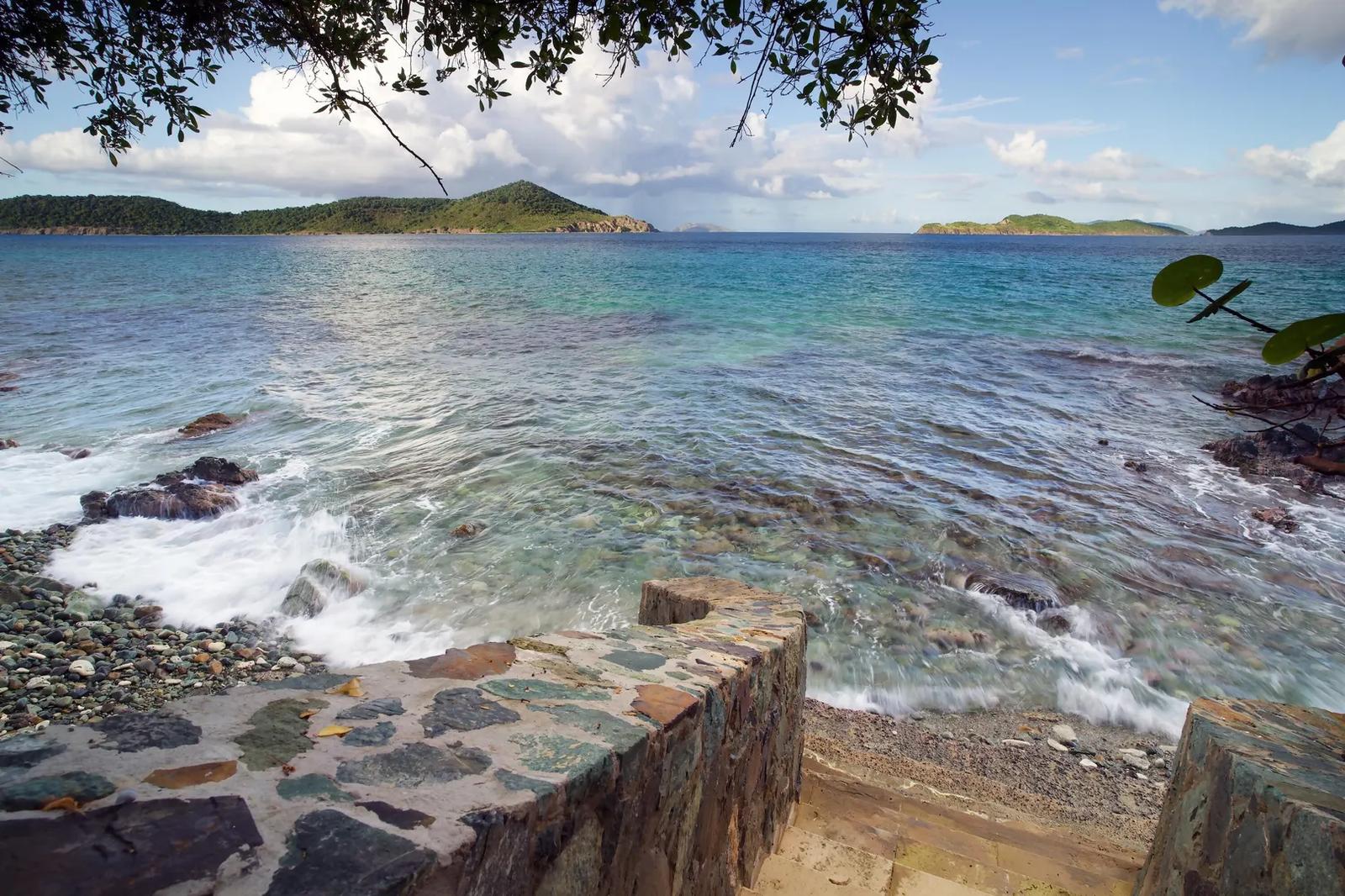 Waterfront Estate with Private Pool and Ocean Views in Smith Bay — photo 3