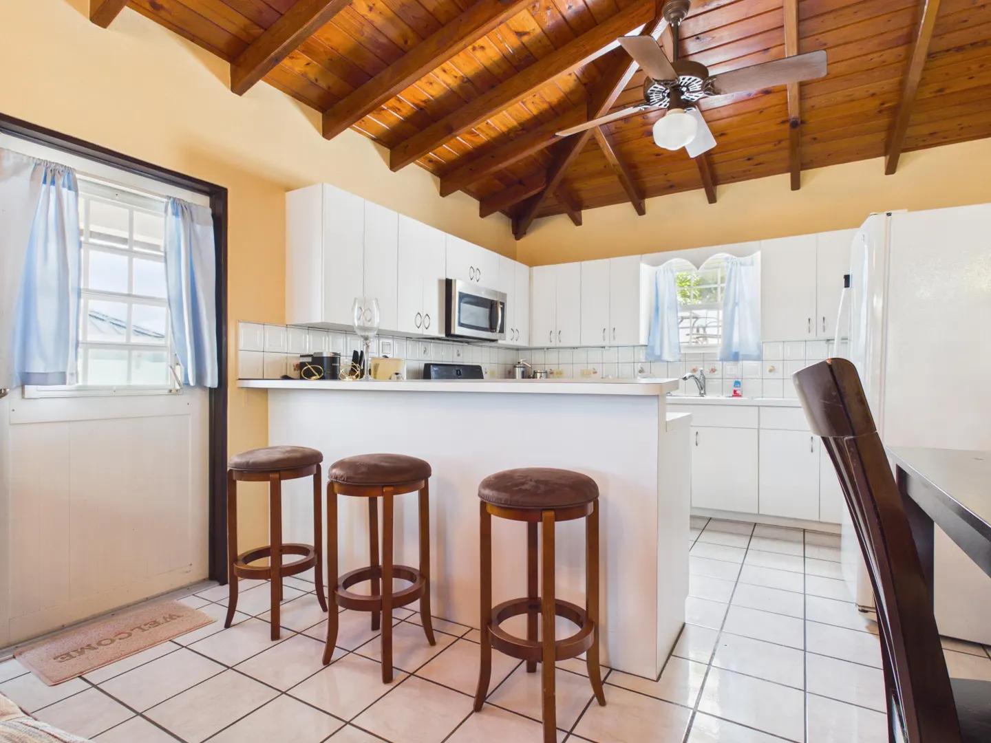 2-Bedroom Apartment with Island Views in Constitution Hill — photo 5