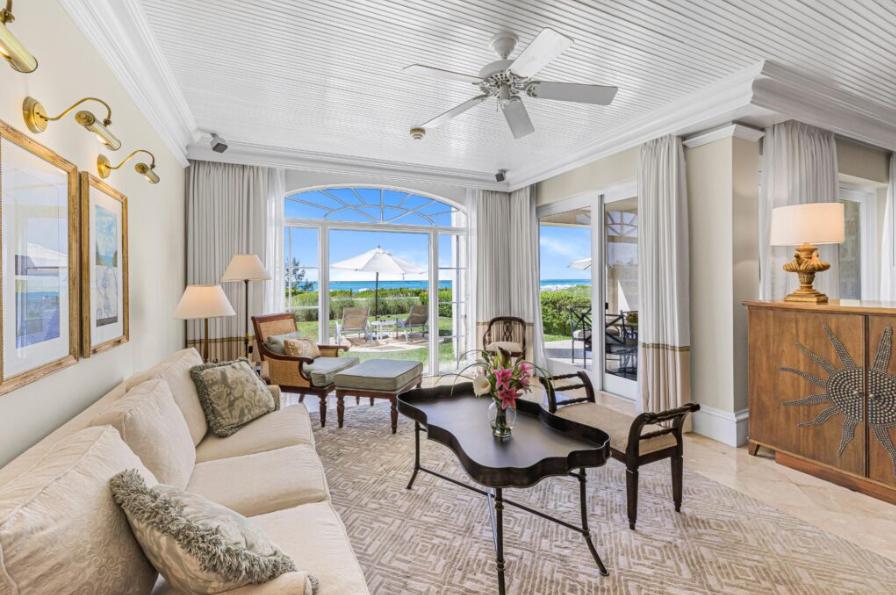 Grace Bay Beach 1BR Beachfront Condo — photo 2