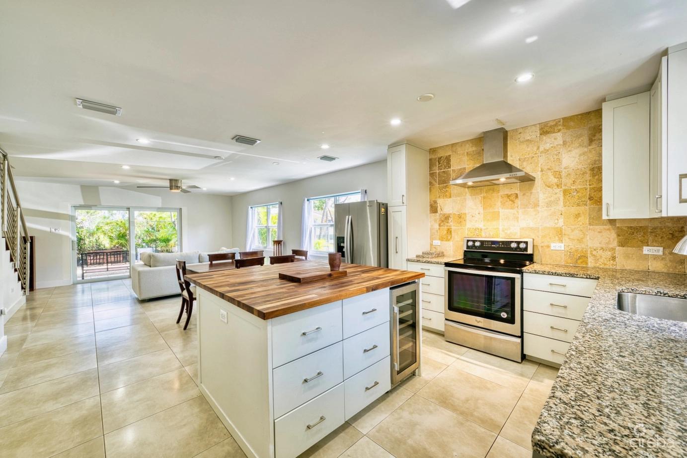 Renovated 2 Bed End Unit With Enclosed Yard - Glen Eden — photo 1