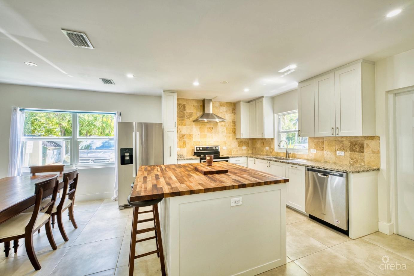 Renovated 2 Bed End Unit With Enclosed Yard - Glen Eden — photo 5