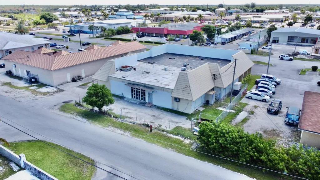 Commercial building in Freeport, Grand Bahama — photo 4