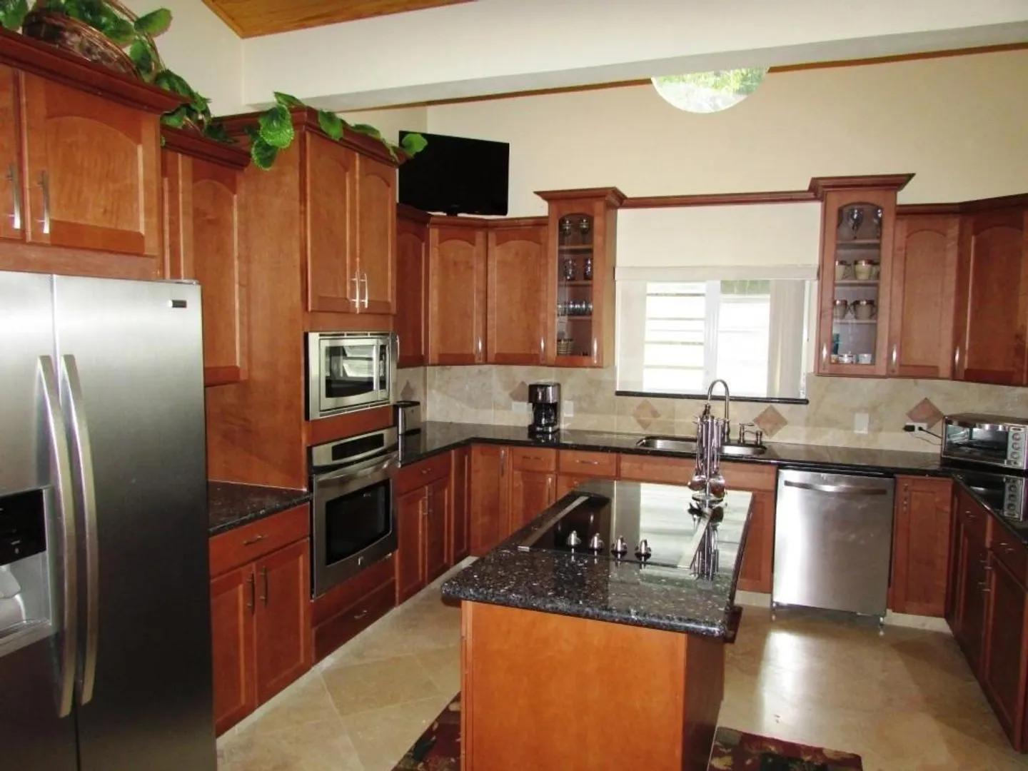 3 Beds 3 Baths Apartment in Great Northside Sub — photo 1