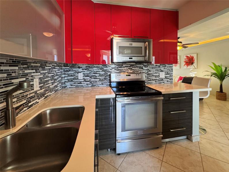 1 Bedroom Waterfront Co-op in Pompano Beach — photo 4