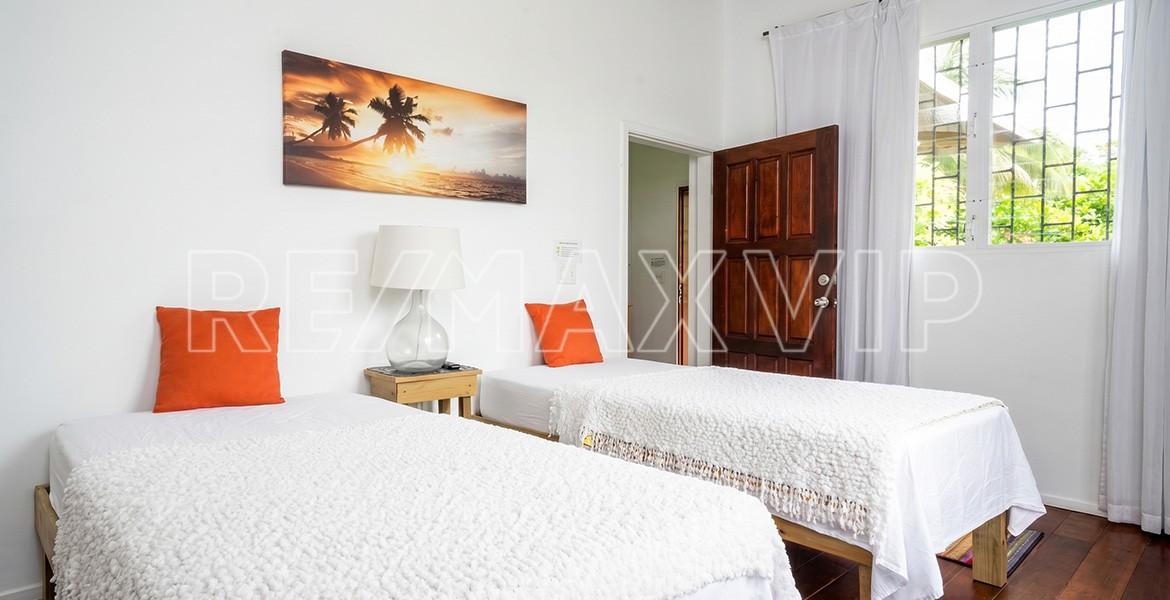 Exquisite 3 Bedroom Waterfront Home — photo 4