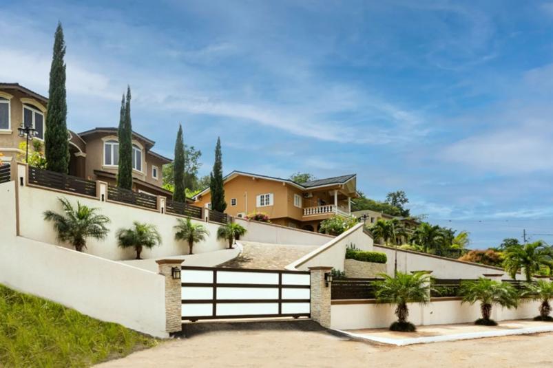 Kingston Modern 5BR Aris Ave. Villa — photo 1