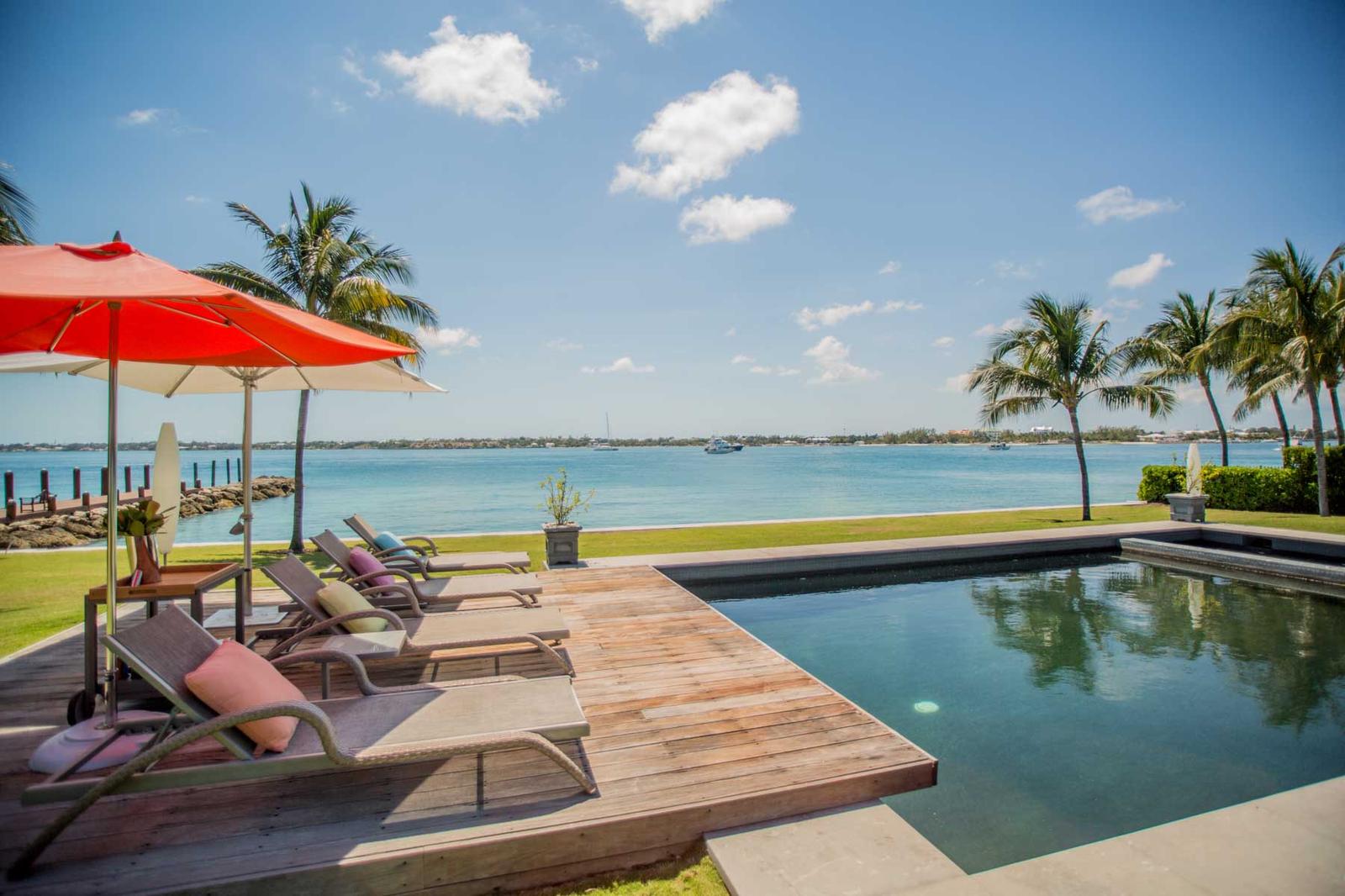 Private Waterfront Villa in famed Ocean Club Estates — photo 1
