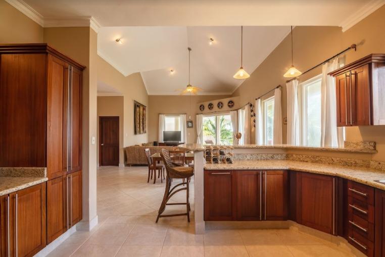 Beautiful 3 Bedrooms Beachfront Penthouse — photo 2