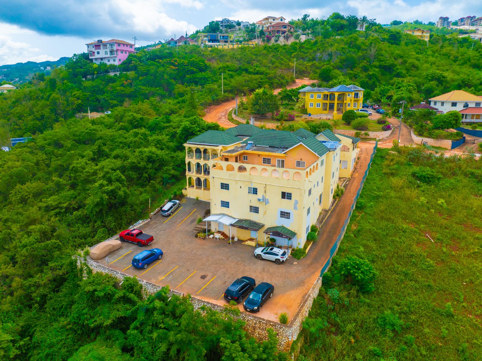 5 Bedrooms 5 Bathrooms Apartment in Red Hills, St. Andrew — photo 3
