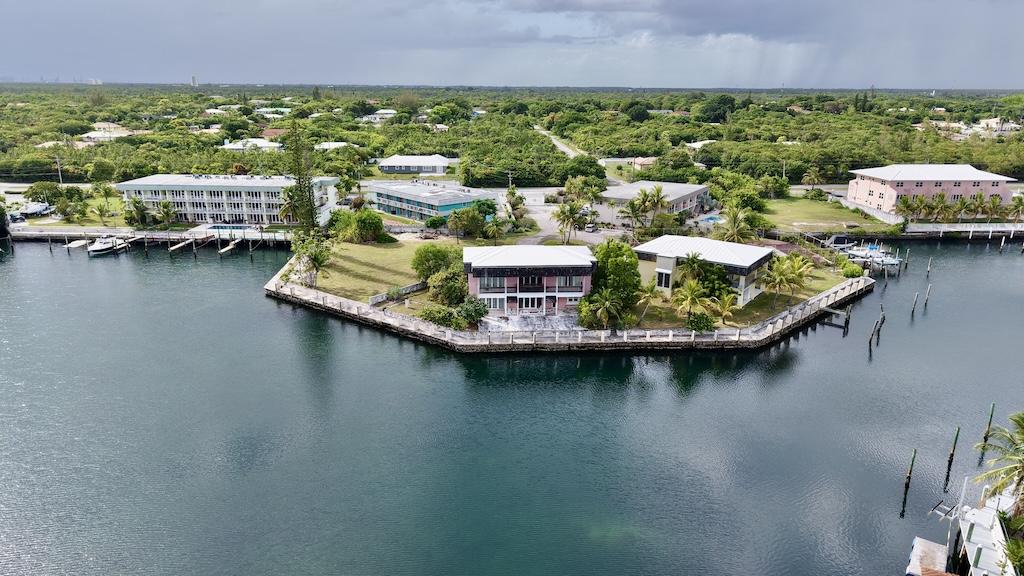 3 Bedroom Canal-Front Home for Sale, Camelot Court, Bahamia Reef, Grand Bahama, Bahamas — photo 1