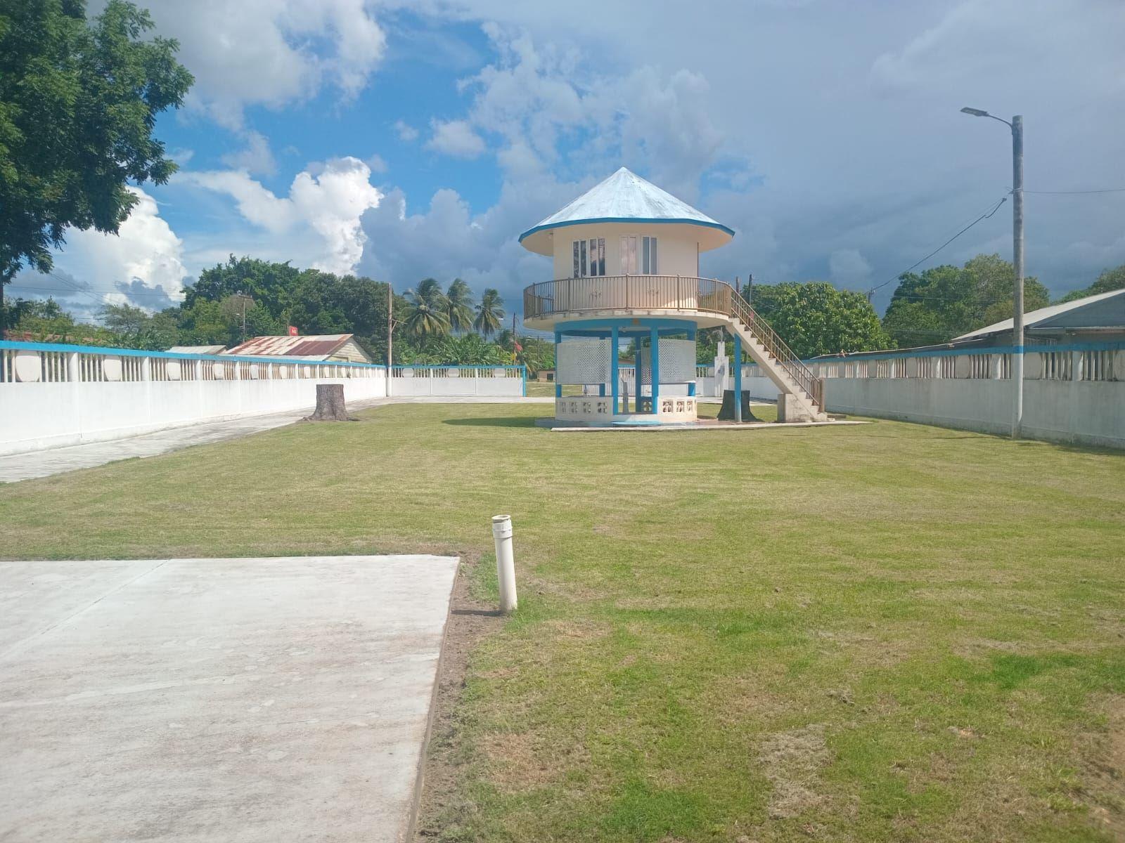 #2564- A 2-bedroom house on a large lot with highway frontage — photo 2