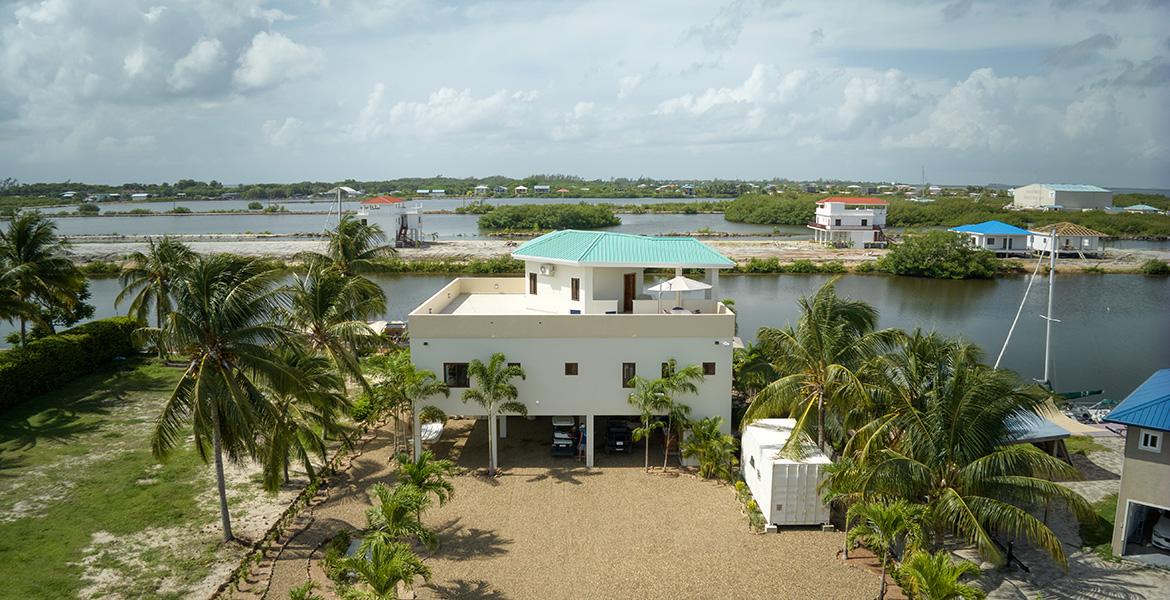 3-Bedroom Luxury Waterfront Home with Panoramic Views — photo 1