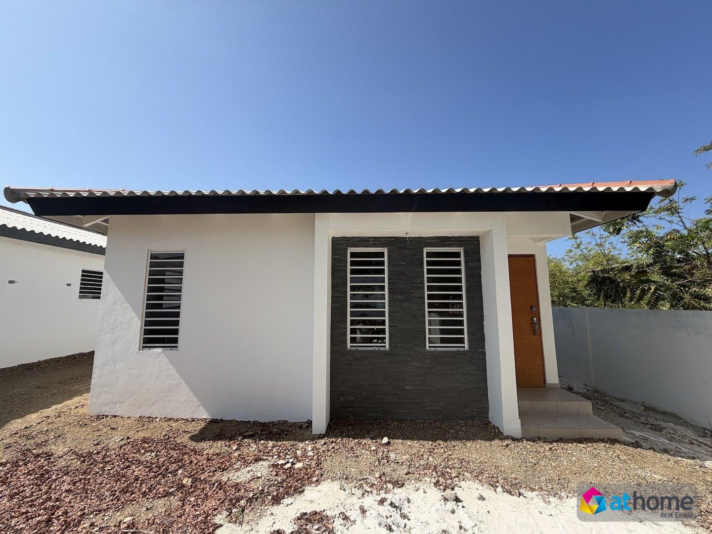 New-build bungalow with pool on a small-scale resort in Santa Catharina for sale — photo 1