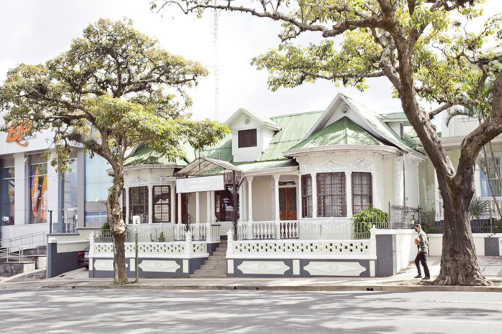 19 Bedroom Historic Former Boutique Hotel for Sale, Paseo Colon, Sabana, Mata Redonda, San Jose, Costa Rica — photo 1
