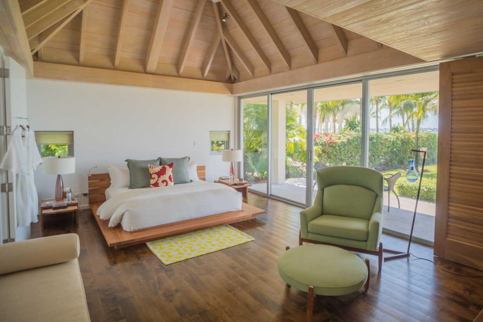 Private Waterfront Villa in famed Ocean Club Estates — photo 5