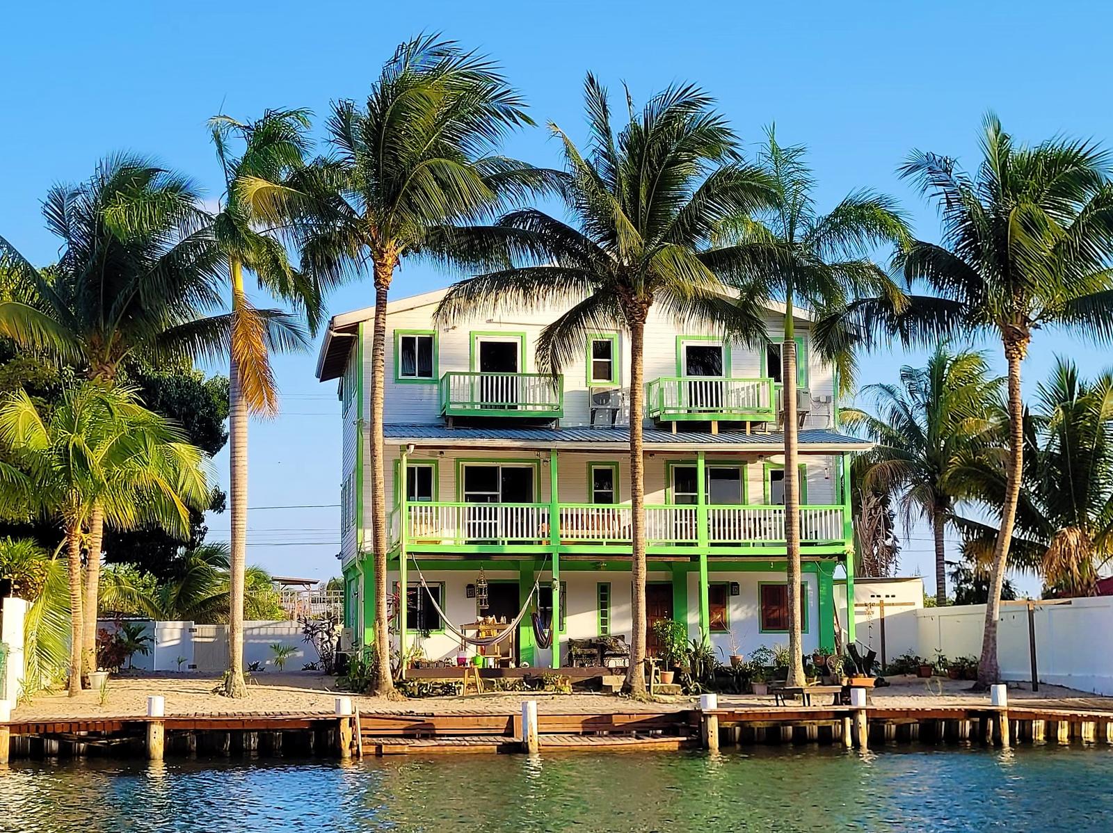 Canal-Front Home in Luxurious Marina Community — photo 1