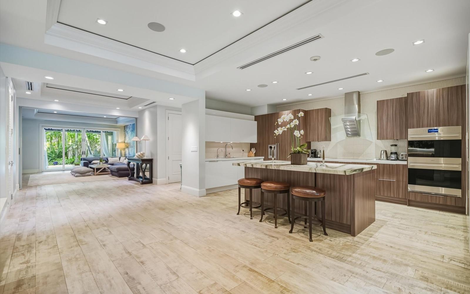 4 bedroom Condominium for sale - 102 and 103 Sunnyside — photo 4