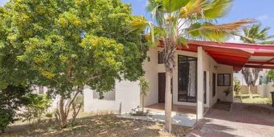 Charming 3-bedroom villa with high ceilings & tropical garden — photo 1