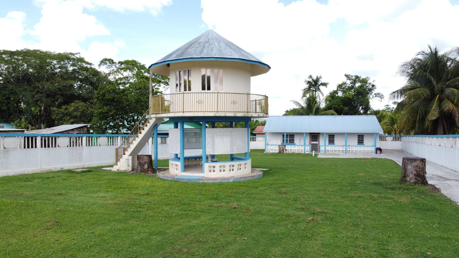 #2564- A 2-bedroom house on a large lot with highway frontage — photo 1