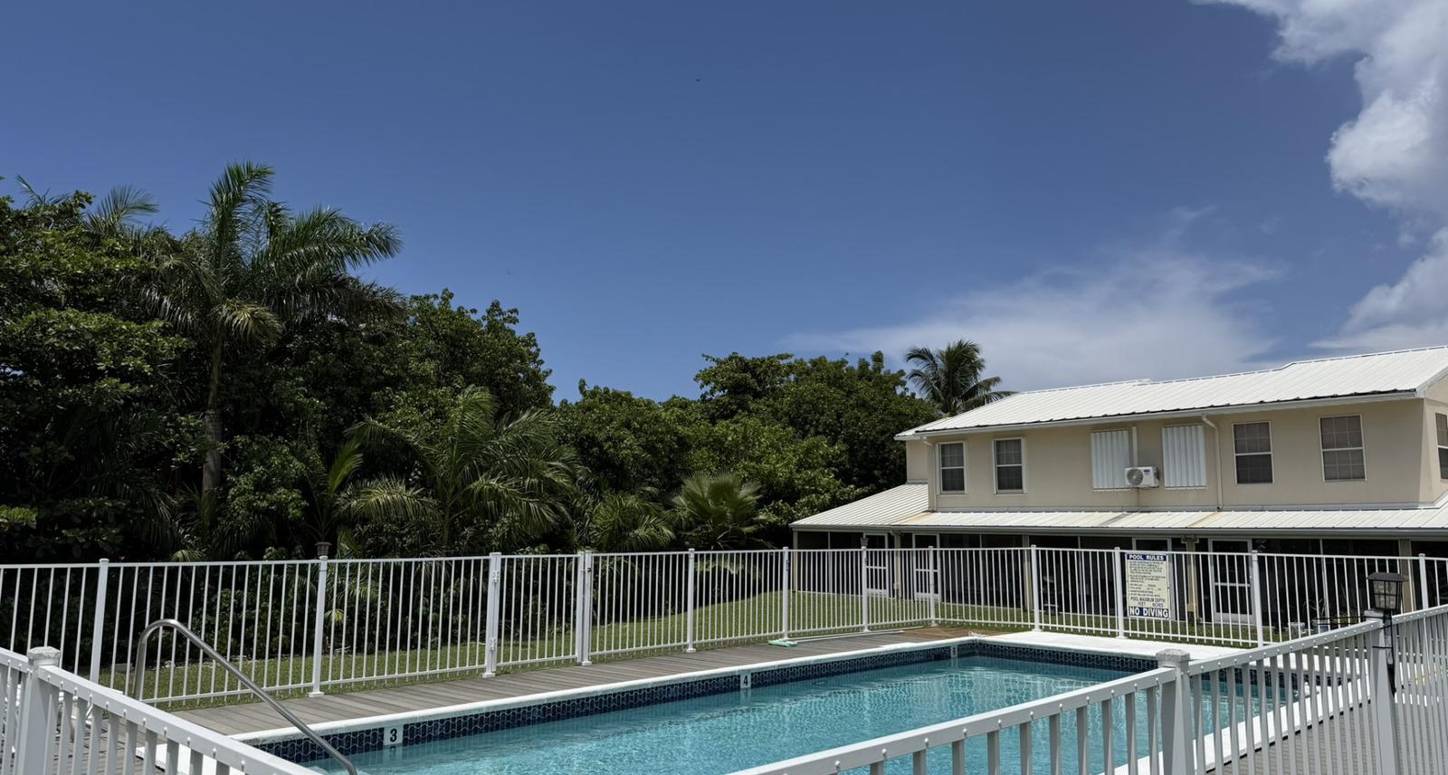 1-bedroom apartment in South Sound, Cayman Islands — photo 1