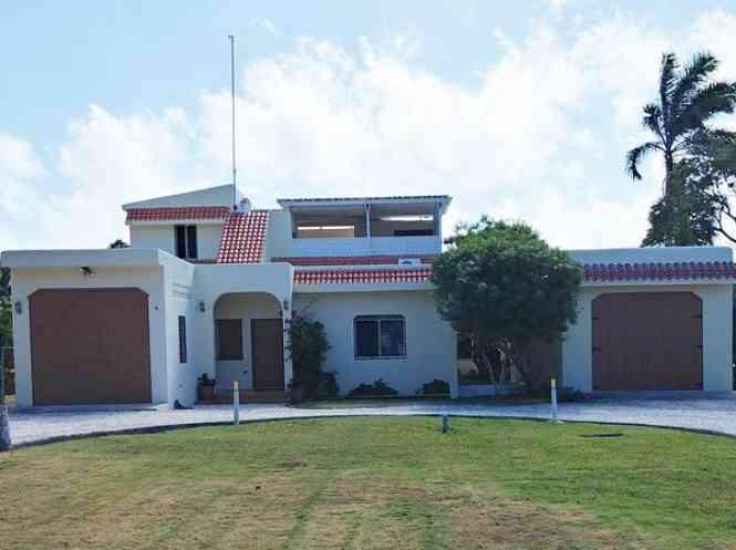 Waterfront Home Plus Private Guesthouse in Consejo Shores — photo 2