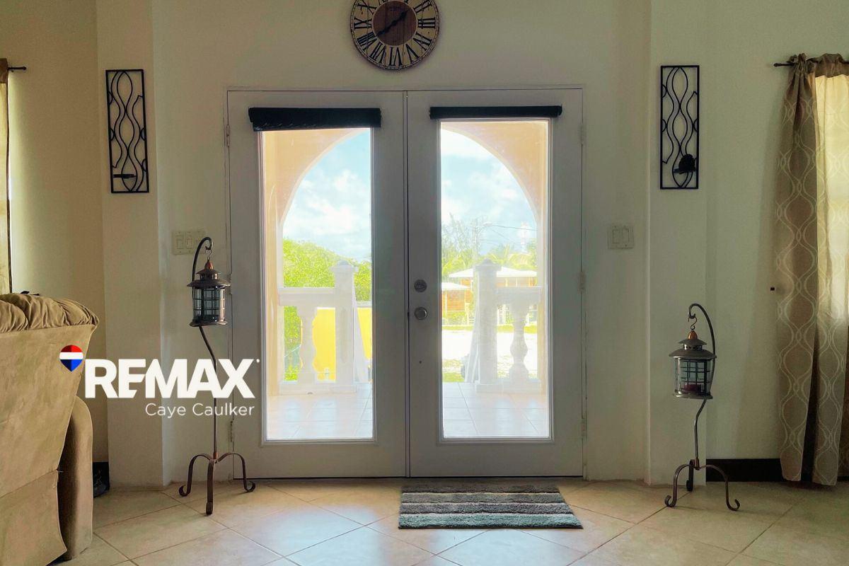 Luxury Caye Caulker House with Two Rental Apartments for Sale — photo 3