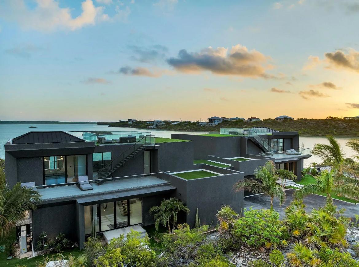 Waterfront Onyx Twin Villas in Grace Bay — photo 1