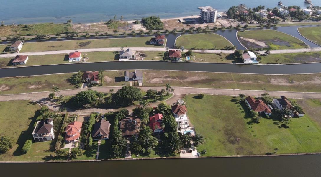 0.2 Acre Canal Lot in Luxurious Gated Community — photo 3