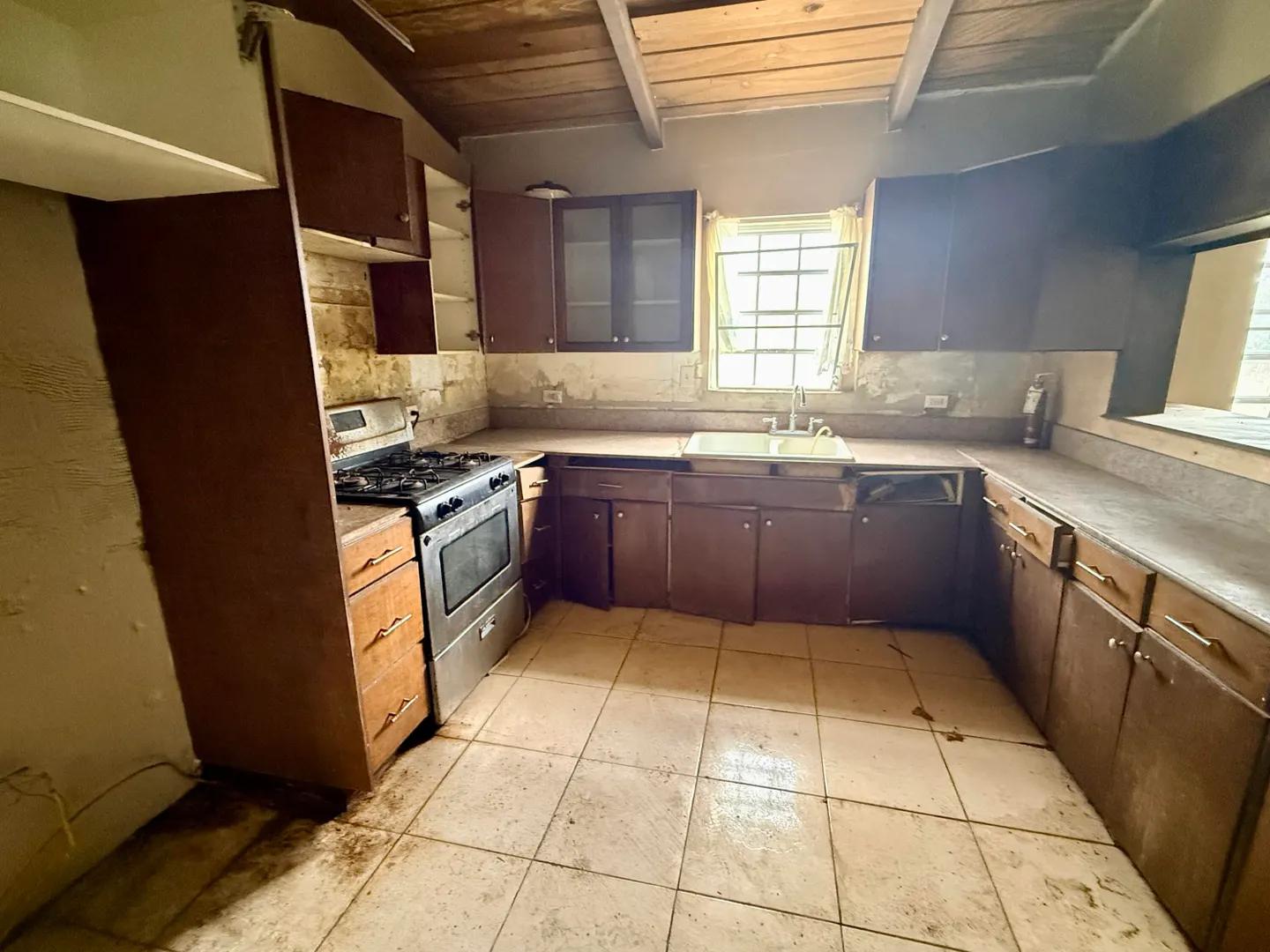 5 Bed, 3 Bath Fixer Upper in Estate Glynn — photo 2